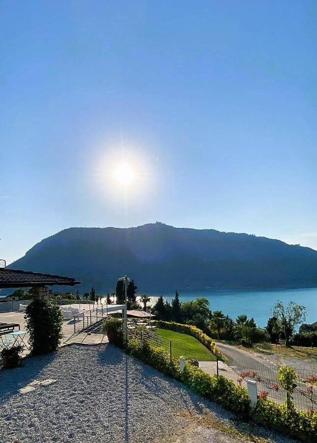 Vela di Soleville camere vista lago con ristorante e pizzeria Sale Marasino Esterno foto